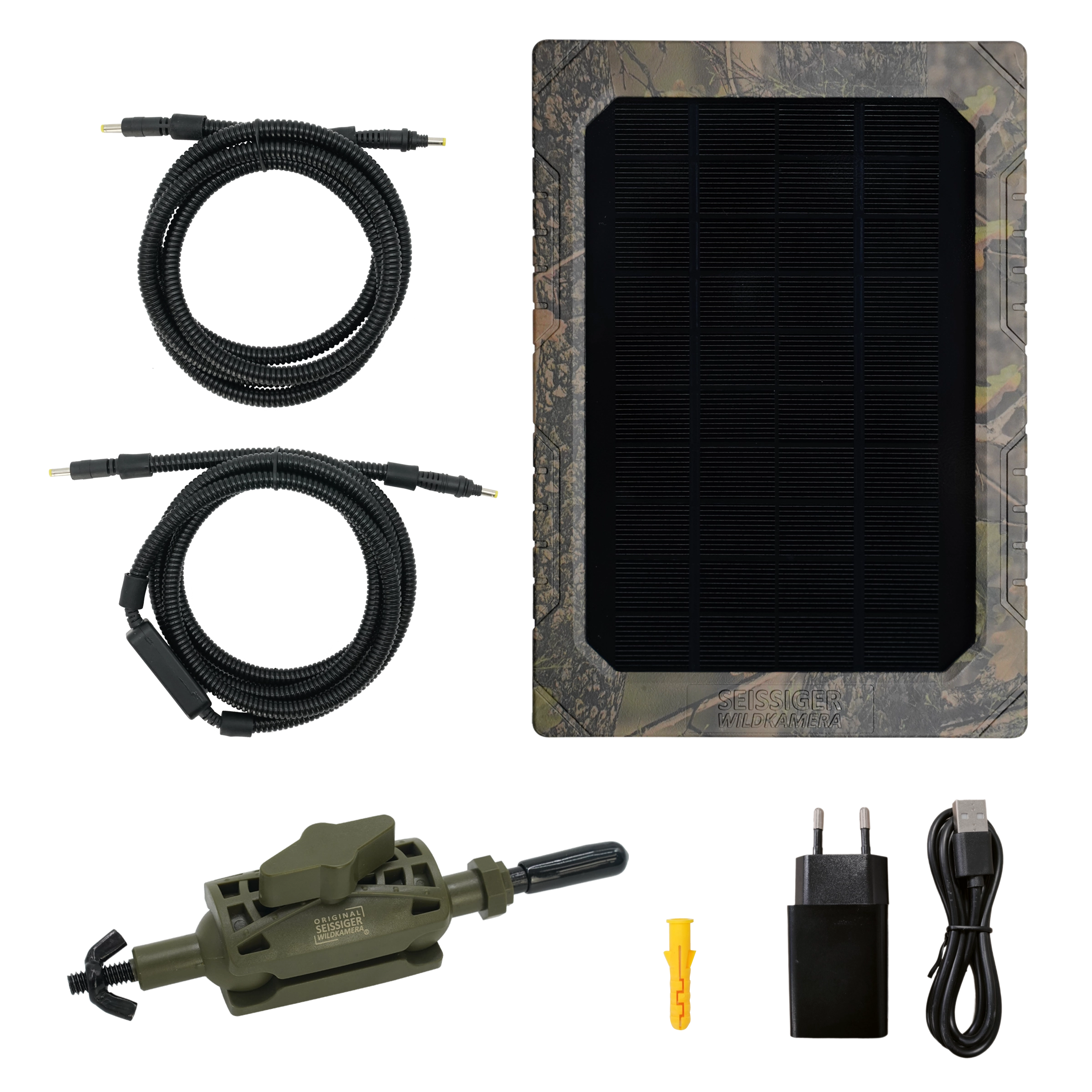Solarpanel mit camouflagefarbenem Rahmen, zwei Kabeln, einem grünen Baumstativ, einem USB-Netzteil und einem USB-Kabel auf weißem Hintergrund
