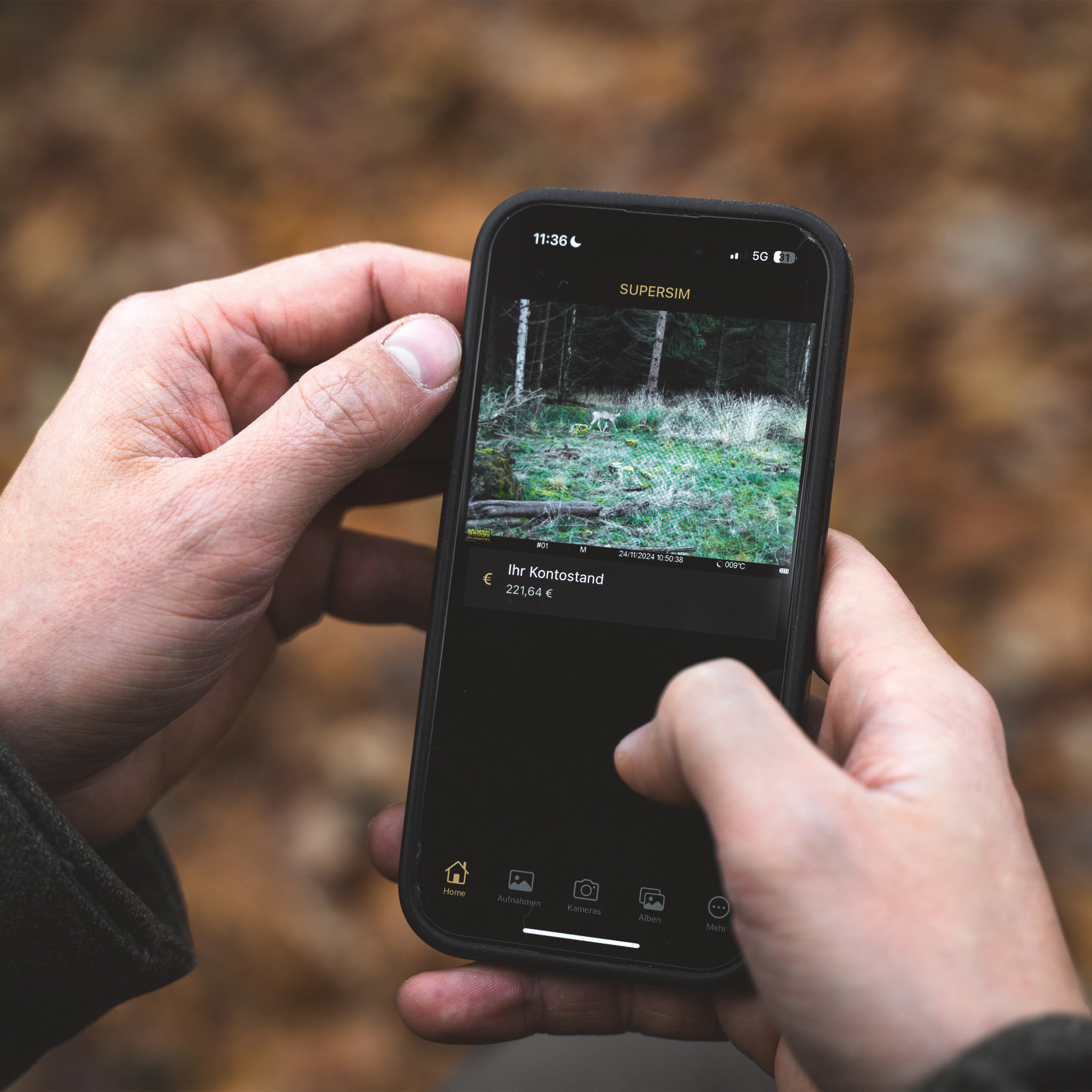 Smartphone zeigt die SUPERSIM-App Startseite mit letzter Aufnahme und aktuellem SUPERSIM-Guthaben.